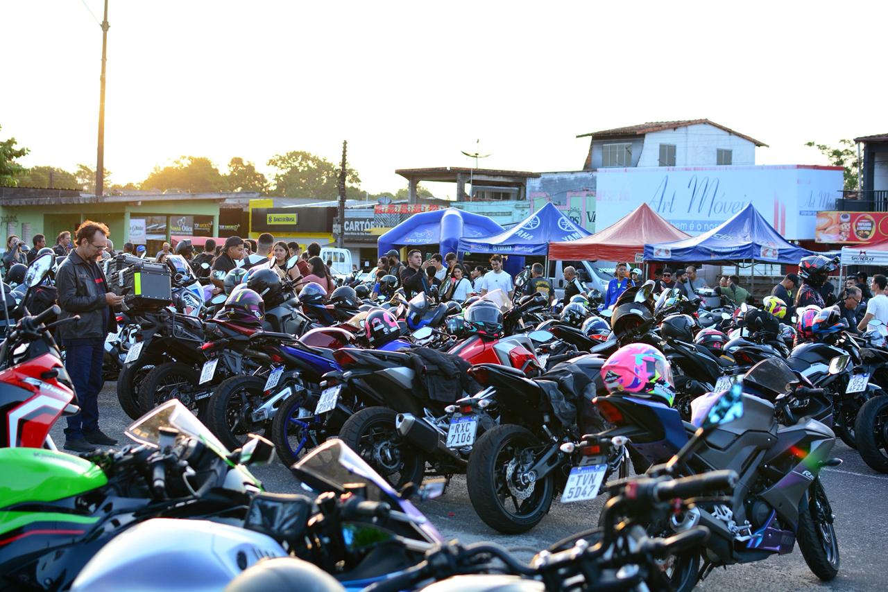 Centenas de motos estacionadas ao pôr do sol na primeira edição